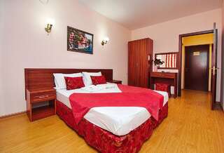 Гостиница Верона Дивноморское Семейный номер с видом на сад-8