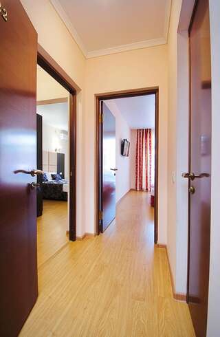 Гостиница Верона Дивноморское Семейный номер с видом на сад-4